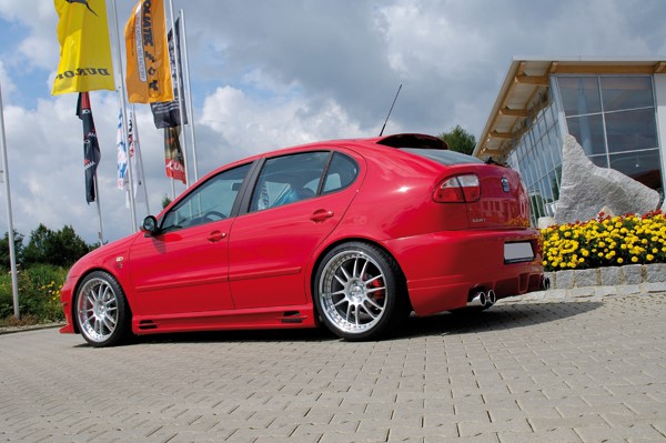 Zijskirts passend voor Seat Leon met 2 schacht en 2 uitsnedes Rieger