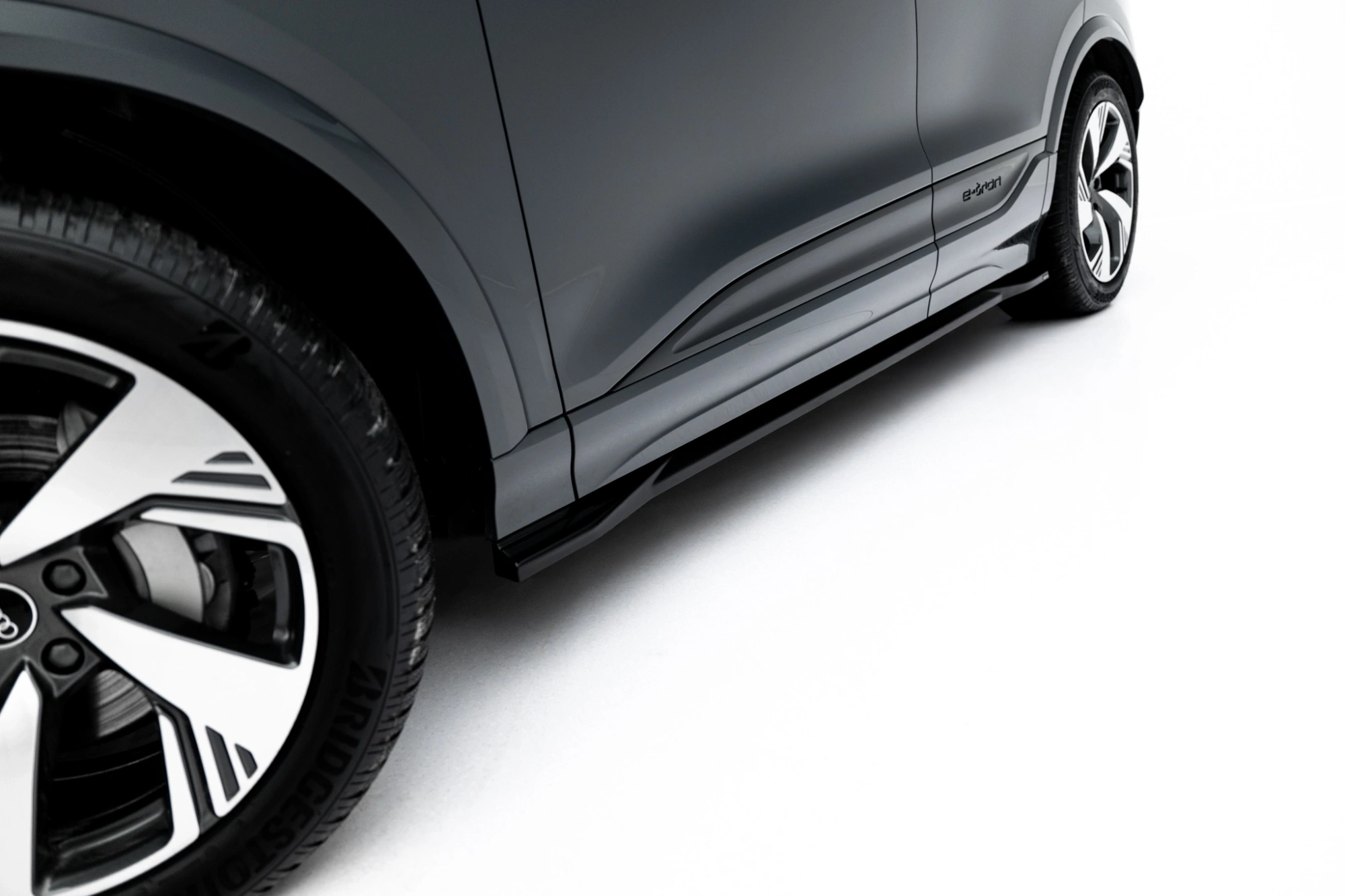 Zijskirts passend voor Audi Q6 e-tron Standard / S-Line / SQ6 e-tron SUV & Sportback Mk1 (2023–heden) – Glans Zwart