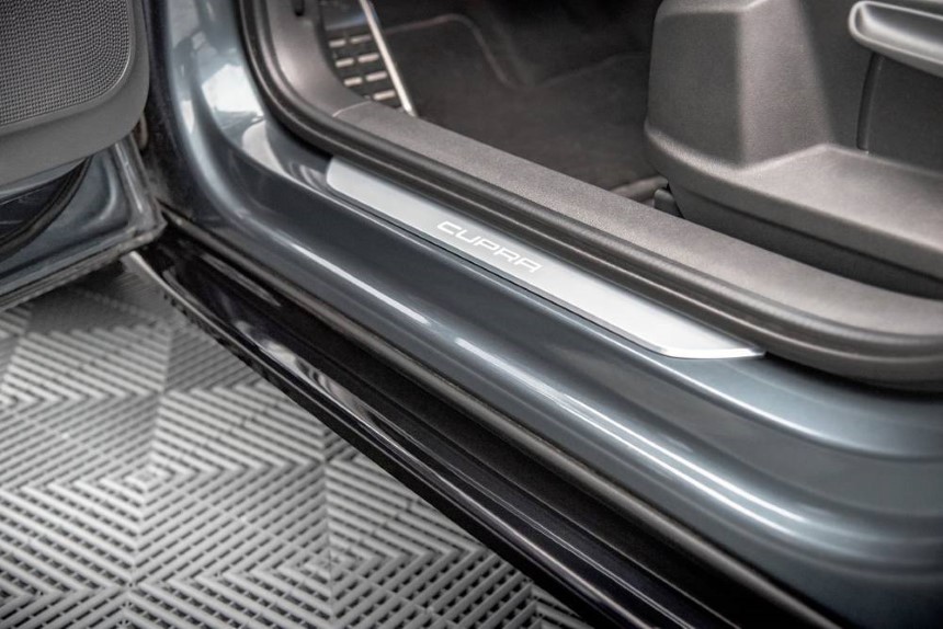 Zijskirts passend voor Cupra Ateca Maxton Design glans zwart
